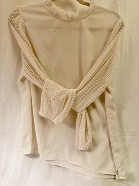 Riley & Rae creamy feminine perfection sheer dreamy top … size L